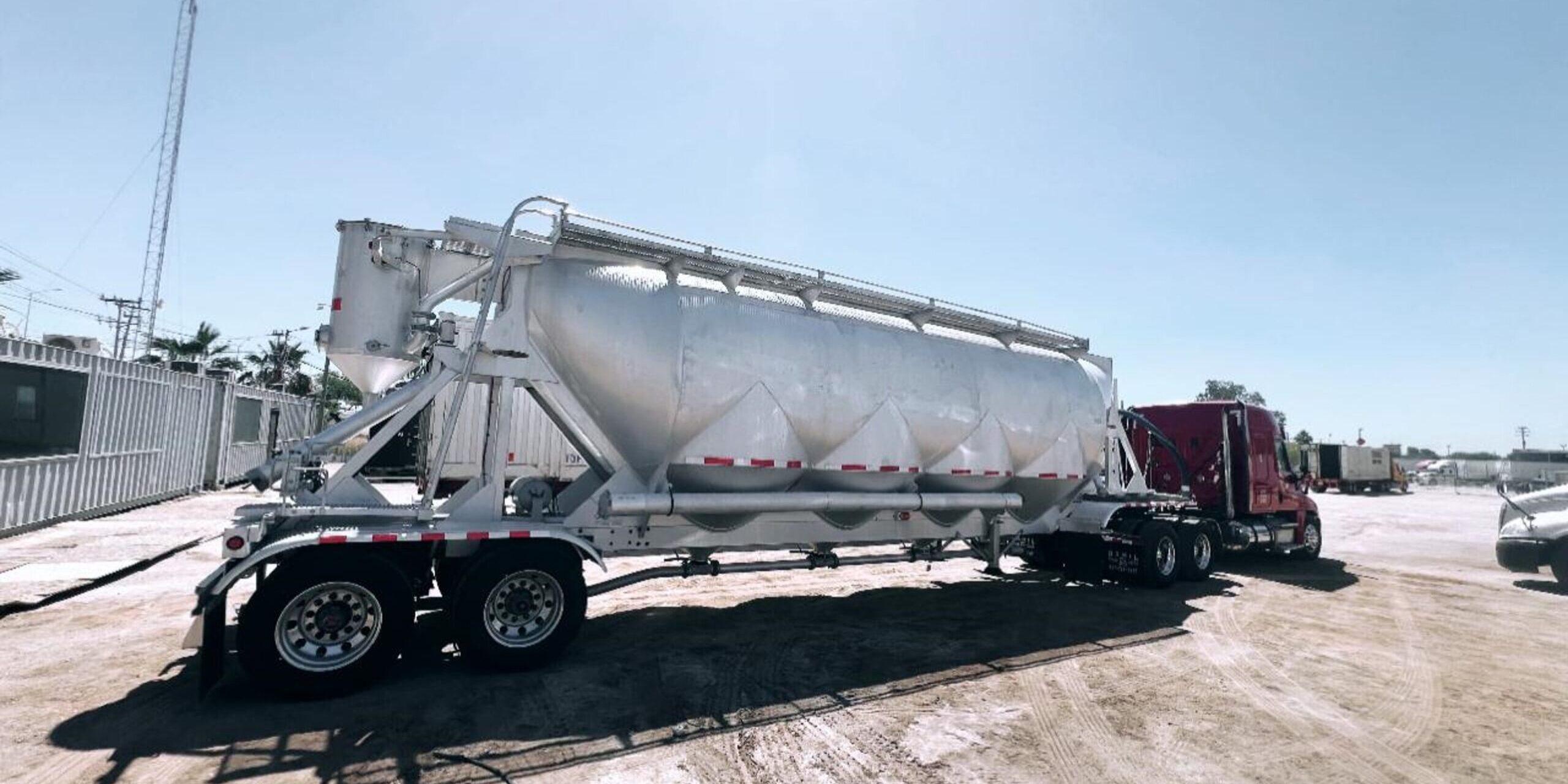 Miura – Vacuum Pneumatic Trailer Miura - Vacuum Pneumatic Trailer